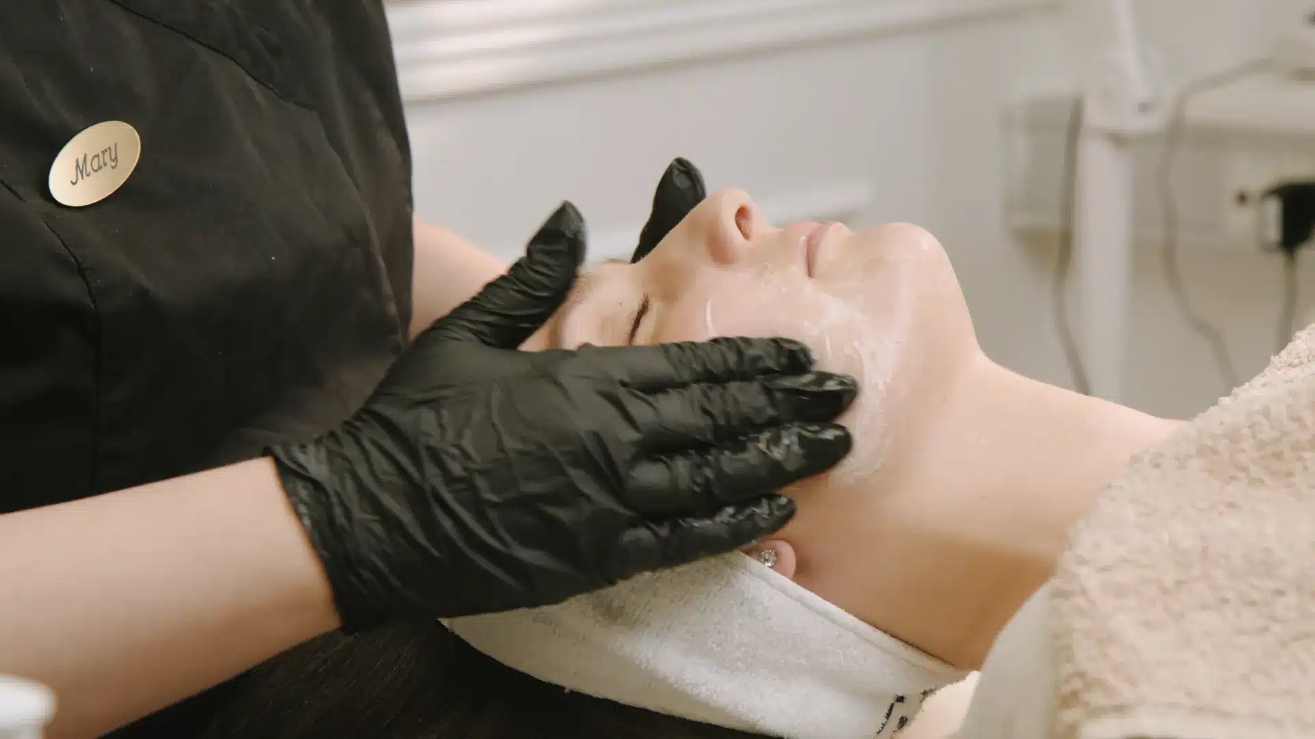Hudplejebehandling hos LuminaLux med anti-aging creme